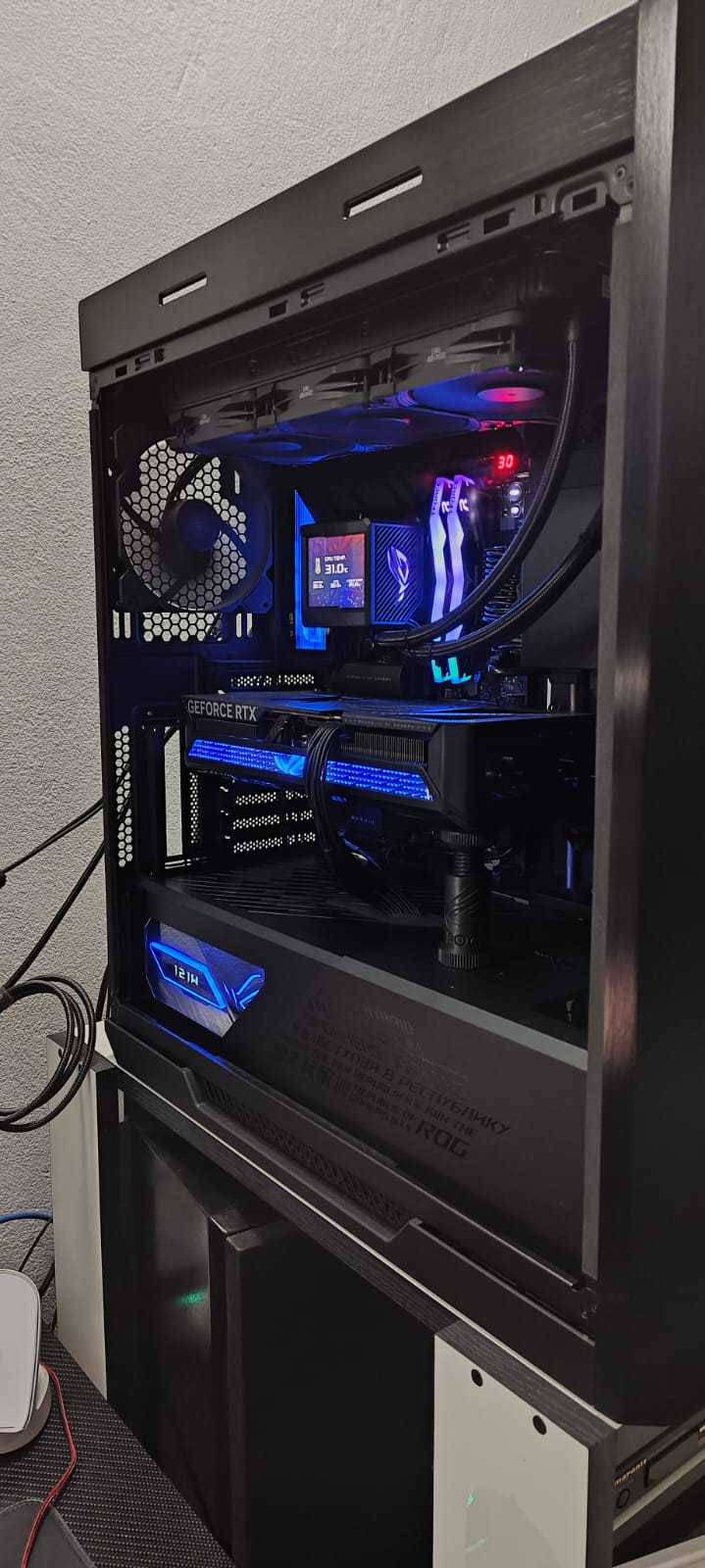 Helios, PC de alto rendimiento con iluminación azul y violeta